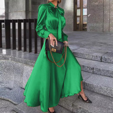Dámske saténové šaty s viazaním pod krkom 2525 zelené